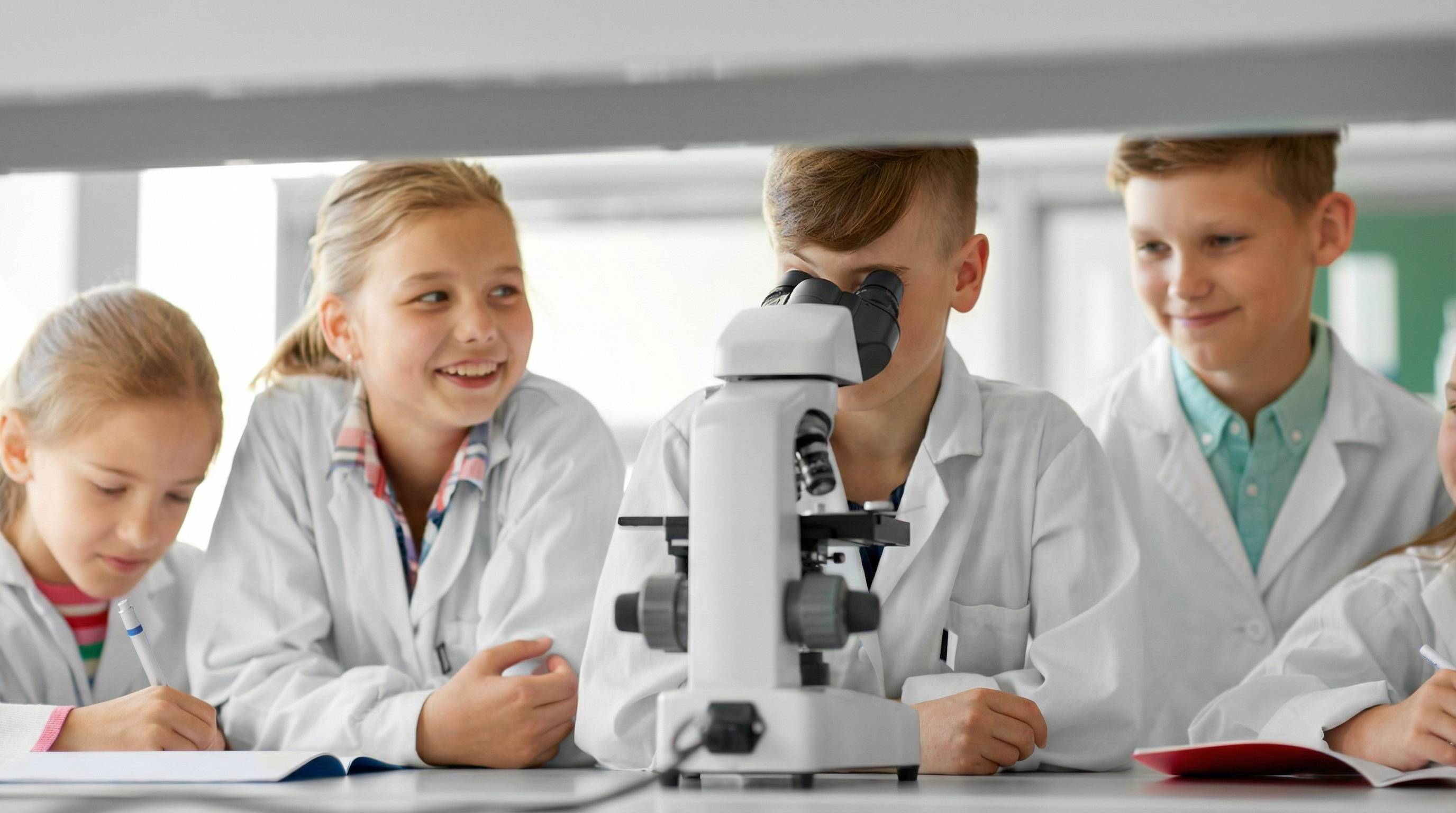 Pohľad cez biologický školský mikroskop