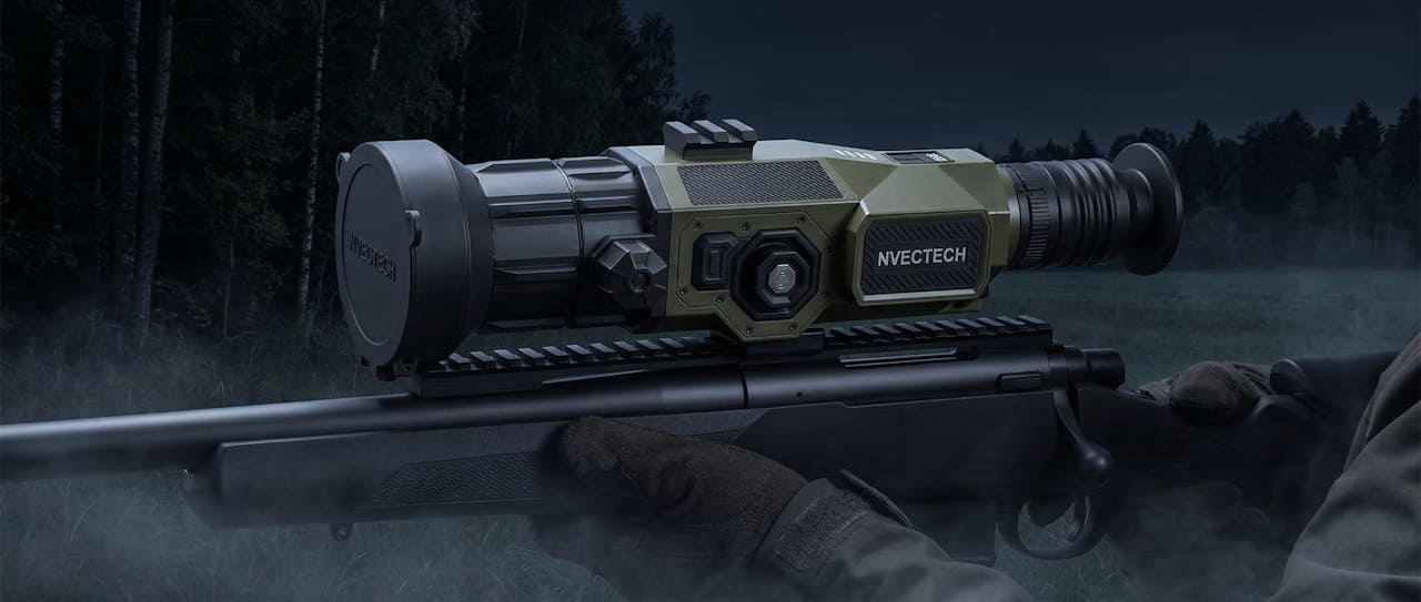 Nvectech Defender 660L osadený na puške v nočnom teréne