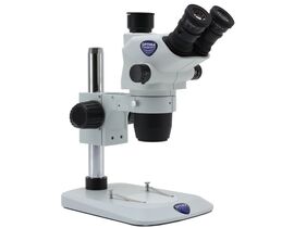 Optika Zoom-stereomikroskop SZO-2, trinokulárny, 6,7×–45×, stĺpový statív, bez osvetlenia