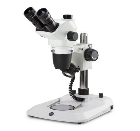 Euromex Zoom-stereomikroskop NZ.1903-P, 6.7–45x, stĺpový stojan, prechádzajúce a dopadajúce svetlo, trinokulárny